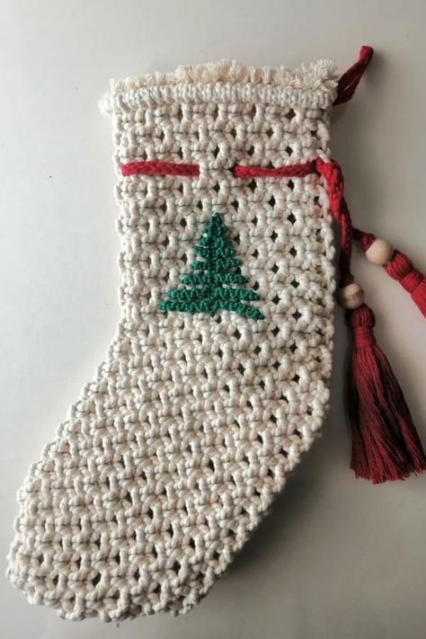 Macrame Christmas Stocking, Macrame Christmas Decorations, Diy Macrame Christmas, Easy Diy Macrame, Christmas Stocking Tutorial, Free Macrame Patterns, Simple Macrame, Makramee Diy, Macrame Christmas