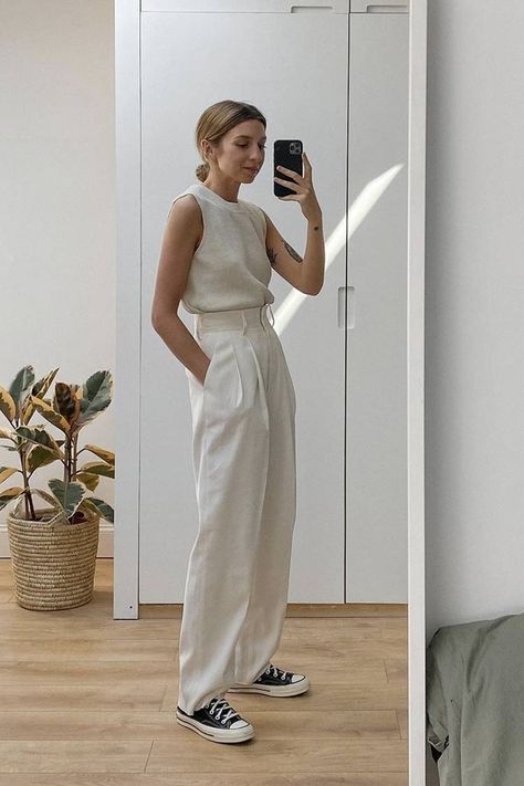 The 21 Best Outfit Ideas of Spring 2020 So Far | Who What Wear UK Outfit Minimalista, Mode Old School, Estilo Hippy, Minimalist Fashion Women, Overalls Outfit, Stil Boho, Stil Inspiration, Modieuze Outfits, Mode Inspo