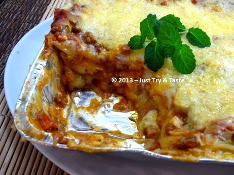 Sebuah blog tentang makanan dan proses memasak yang diperuntukkan bagi pemula. Beserta resep yang teruji handal dan foto step by stepnya. Macaroni Schotel Recipe, Salty Desserts, Makanan Italia, Indonesian Recipes, Resep Pasta, Beef Lasagna, Salad Buah, Macaroni Recipes, Western Food