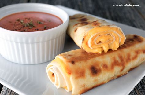 grilled-cheese-rolls-everydaydishes_com-H Grilled Cheese Rolls, Cheese Roll Recipe, Cheese Rolls, Delicious Appetizers, Diy Dish, Classic Sandwich, Snack Bites, Sandwich Shop, Grilled Cheese Recipes