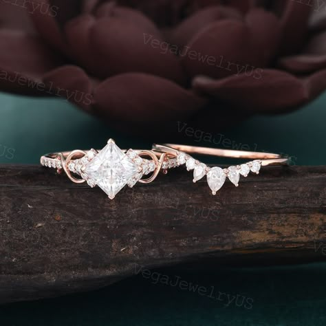 Unique Wedding Sets Rings, Unique Engagement Ring Sets, Dainty Engagement Ring And Wedding Band, Wedding Ring Bands Women, Unique Promise Rings For Her, Subtle Engagement Rings, Bridal Ring Sets Princess Cut, Unique Engagement Rings Princess Cut, Bridal Sets Rings