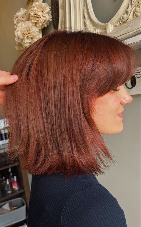 Deep red / copper hair, fall hair inpiration, curtain bangs Copper Short Hair With Bangs, Deep Red Short Hair, Copper Curtain Bangs, Short Copper Hair With Bangs, Medium Length Copper Hair, Red Hair Shoulder Length, Red Copper Hair, Short Copper Hair, Short Red Hair