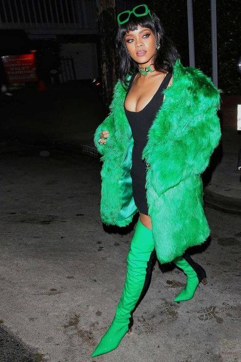 Versace 2015, Rihanna Dress, Looks Rihanna, Rihanna Outfits, Rihanna Looks, Rihanna Riri, Good Girl Gone Bad, Best Winter Coats, Green Fur