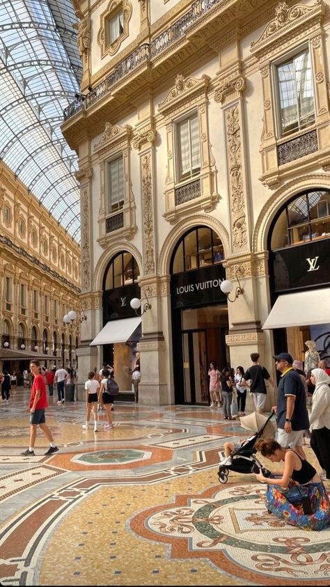 Milan Shopping Mall, Euro Winter, Royalty Dr, France Aesthetic, Paris Vibes, Urban Landscape Design, Italian Life, Italy Map, Roman Holiday