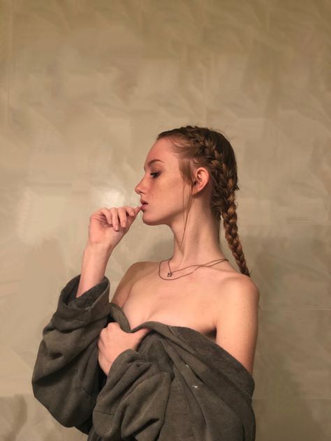 Feminine Side Profile, Dainty Poses, Braids Side Profile, Hairstyles Side Profile, French Braid Front View, Side Profile Poses, Thick Hair Braids, Braid Reference, Braids Side