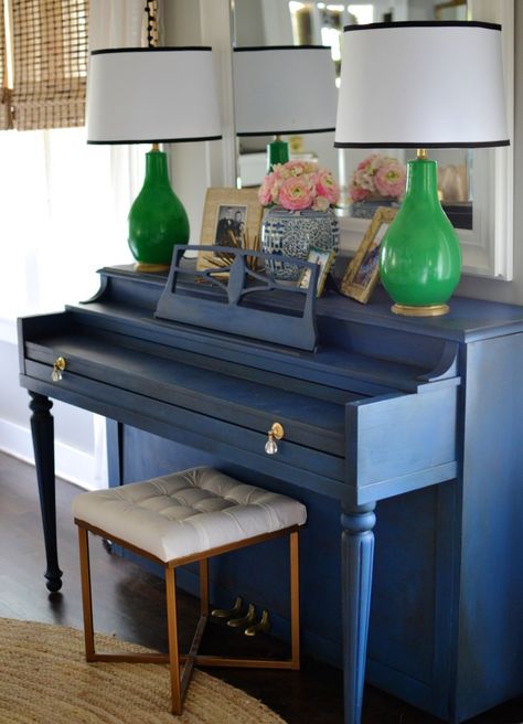 Pianos don't have to be stained, or black. With a piano makeover, they can add color and beauty to any room! Learn how to paint a piano DIY style! Piano Makeover, Blue Piano, Painted Piano, Painted Pianos, Piano Design, Piano Decor, Farmhouse Side Table, Piano Room, General Ideas