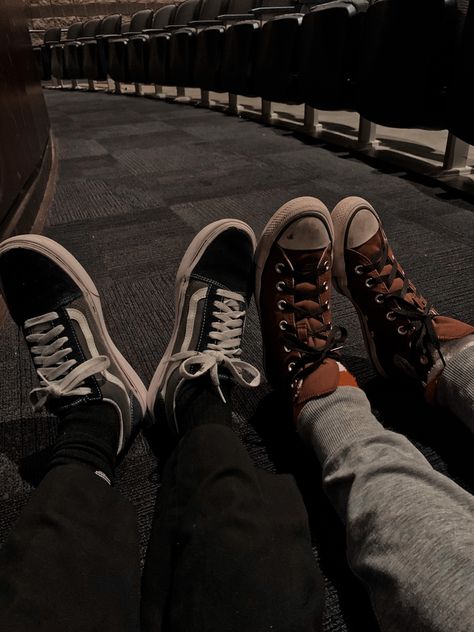 Vans Aesthetic Grunge, Elena Core, Bff Aesthetic, College Stories, Vans Aesthetic, Friends Aesthetics, Shoe Aesthetic, Converse Aesthetic, Couple Aesthetics