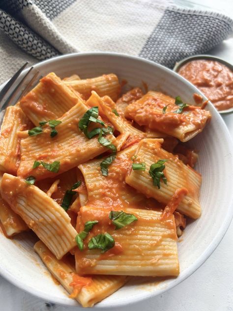 Pasta with Easy Roasted Tomato & Garlic Sauce Tomato Garlic Sauce, Stuffed Shells Ricotta, Garlic Sauce Recipe, Twisted Recipes, Best Pasta Recipes, Feta Pasta, Stuffed Shells Recipe, Peanut Butter Oatmeal Cookies, Registered Dietitian Nutritionist