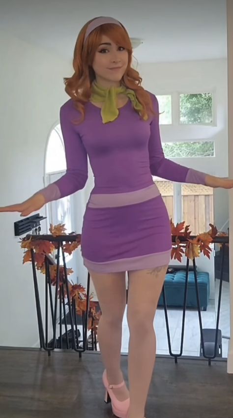 Scooby Doo Daphne Cosplay, Daphne Dress Scooby Doo, Daphne Hairstyle Scooby Doo, Daphne Live Action Scooby Doo, Daphne Scooby Doo Halloween Costume, Purple Halloween Costume Ideas, Daphne Costume Scooby Doo, Disfraz Dafne Scooby Doo, Daphne Blake Cosplay