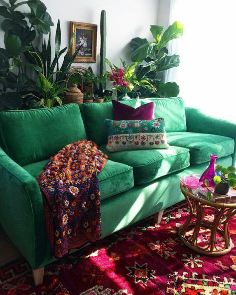 https://www.instagram.com/p/BX6kjneAsIc/ Green Sofa Pink Rug, Decor With Green Couch, Green Sofa Red Rug, Green Couch Pink Rug, Red Rug Green Couch, Green Couch Red Rug, Green Sofas Ideas Living Room, Green Couch, Apartment Decoration