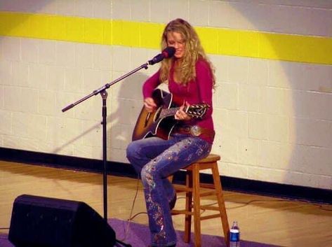 17 March 2006 Taylor performing at her school Wyomissing area junior/senior high school. Taylor Swift High School, Taylor Swift Performing, Young Taylor Swift, Heart On My Sleeve, Taylor Outfits, Things Change, Senior High School, Swift Photo, Pink T Shirt