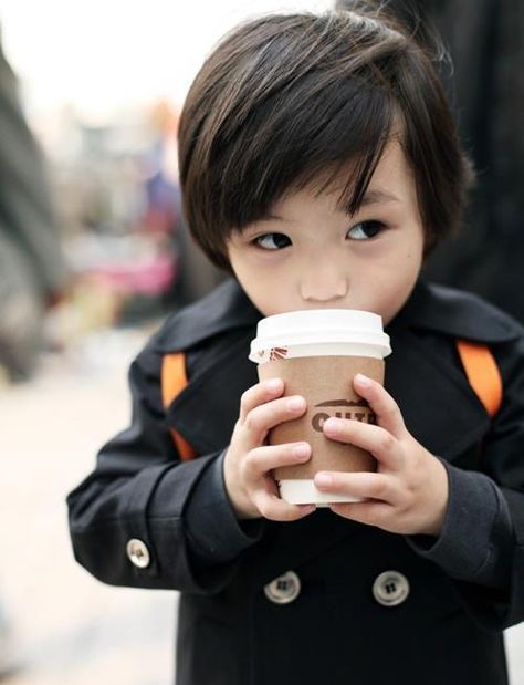 Kids should always get coffee. Stylish Boy Haircuts, Holding A Cup Of Coffee, Baby Boy Hairstyles, Mos Def, Boy Haircuts, Korean Babies, Asian Kids, Asian Babies, Bts Cute