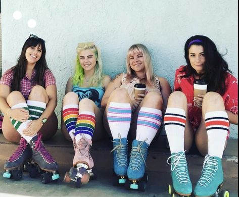 Roller Quad, Skater Chick, Roller Skating Outfits, Roller Derby Girls, Roller Skates Vintage, Retro Roller Skates, Quad Roller Skates, Skating Aesthetic, Derby Outfits