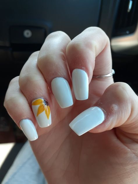 White Nails With Sunflower, White Sunflower Nails, Sunflower Nail Art, Overlay Nails, Sunflower Nails, White Sunflowers, White Acrylic Nails, Beauty Hair Makeup, Sunflower Design