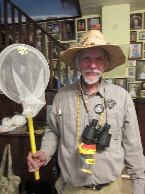 easy costume for men. kakhi clothes, hat w/ 'bugs' attached. added binoculars and a 'bug jar' , already had a DT net Pest Control Costume, Bug Catcher Costume, Easy Costume For Men, Easy Guy Costumes, Easy Costumes Women, Bug Costumes, Diy Adult Halloween Costumes, Scientist Costume, Bug Catcher