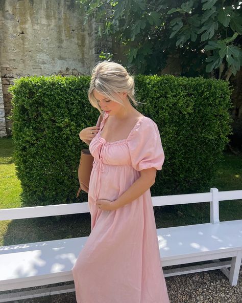 rose chamallow 🌸 • • • • #momtobe #pregnancy #pregantlook #baby #body #dress #women #summer #summerstyle #bump #lookenceinte #amour #outfitoftheday #ootd #enceinte #robe Body Dress, July 17, Baby Body, Bump, Outfit Of The Day, Summer Fashion, Ootd, On Instagram, Instagram