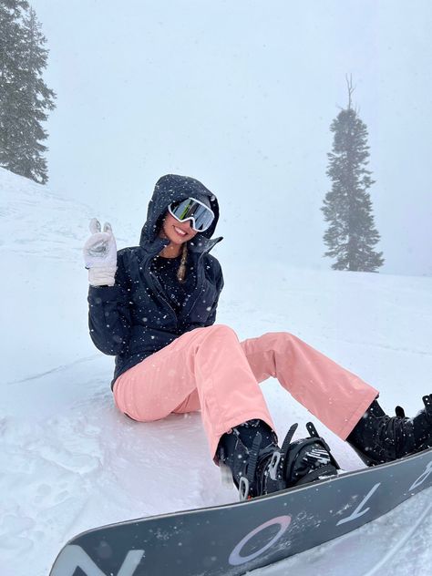 Snowboarding in Lake Tahoe Cute Ski Poses, Snowboarding Aesthetic Pictures, Aesthetic Skiing Outfits, Women Snowboarding Aesthetic, Skiing Fits Aesthetic, Aesthetic Ski Photos, Skiing Aesthetic Pictures, Snowboarding Picture Ideas, Ski Outfits For Women Aesthetic