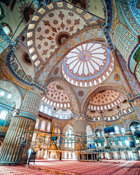 The best places in Istanbul - voyagefox Places In Istanbul, Ottoman Architecture, Turkish Architecture, Istanbul Travel Guide, The Blue Mosque, Turkey Vacation, Dolmabahçe Palace, Istanbul Turkey Photography, Visit Istanbul