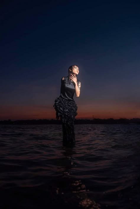 Night Beach Editorial, Night Beach Shoot, Vase Photoshoot, Night Beach Photoshoot, Dawn Photoshoot, Photoshoot Ideas For Friends, Beach Editorial Photoshoot, Blue Hour Beach, Sea Photo Ideas