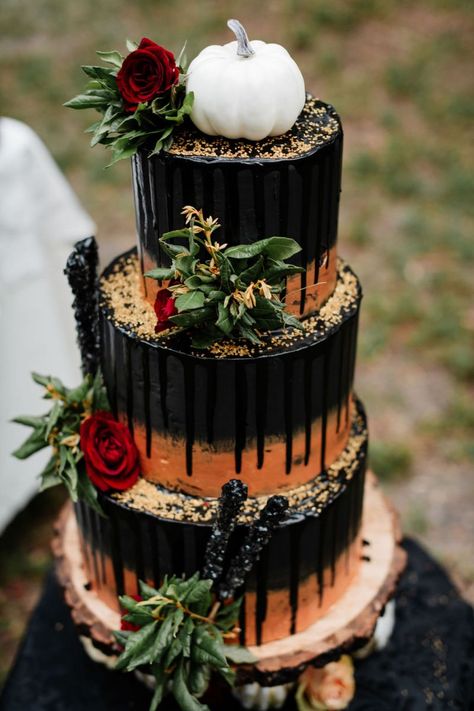 Halloween Wedding Cakes Elegant, Witchy Fall Wedding Ideas, Gothic Fall Wedding Cake, Halloween Themed Wedding Cakes, Dark Fall Wedding Cake, October Wedding Cake Ideas, Spooky Wedding Cake, Nightmare Before Christmas Wedding Cake, Black And Orange Wedding Cake