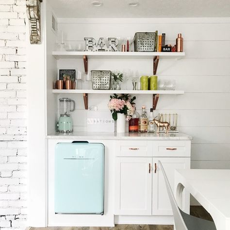 Small bar area with retro style fridge Mini Fridge Bar, Butler Kitchen, Retro Mini Fridge, Small Basement Design, Stylish Small Kitchen, White Fridges, Microwave Cabinet, Flip House, Petite Swimwear