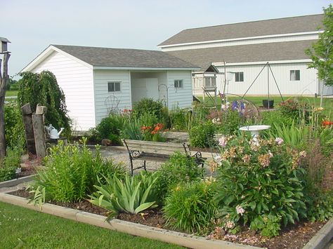 Beautiful Amish Garden ~ Sarah's Country Kitchen ~ Amish Flower Gardens, Amish Garden, Amish Dishes, Homestead Skills, Amish Lifestyle, Community Ideas, Amish Culture, Amish Life, Plain People