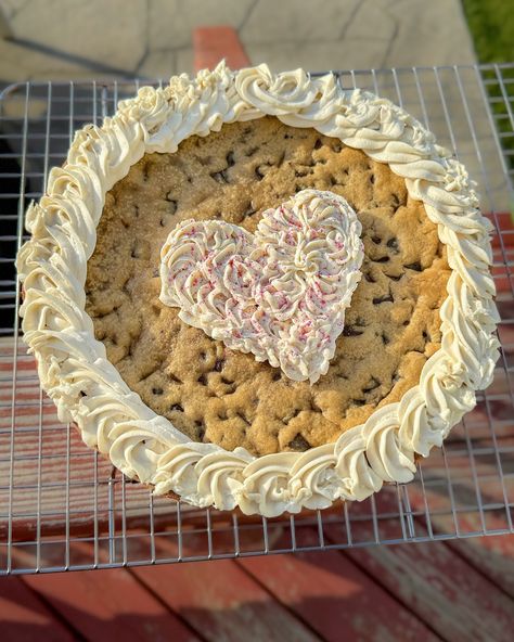 Stacked Cookie Cake Birthday, Small Cookie Cake, 16th Birthday Cookie Cake, Cute Cookie Cake Designs Birthday, Cookie Cake Aesthetic, Cute Cookie Cake Designs, Wedding Cookie Cake, Decorated Cookie Cake, Birthday Cookie Cake