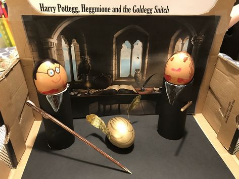 Harry Potter themd Decorated Easter Egg Harry, Hermione and the Golden Snitch Harry Potter Easter Bonnet, Harry Potter Egg Decorating, Egg Competition Ideas, Harry Potter Easter Basket, Harry Potter Easter Eggs, Easter Egg Competition Ideas, Easter Basket Printable, Easter Eggs In Movies, Easter Egg Projects