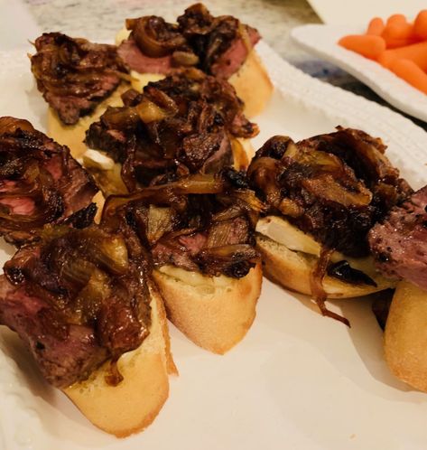 Steak And Brie, Steak Crostini, Brie Crostini, Ricotta Crostini, Crostini Appetizers, Brie Recipes, Ny Strip, Best Appetizer Recipes, Flank Steak