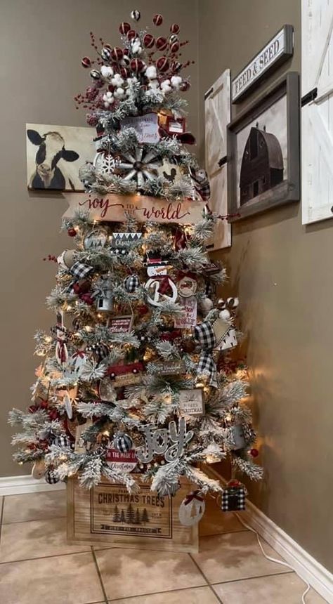 Western Tree Ideas, Country Style Christmas Tree Ideas, Cow Christmas Tree Topper, Farm Christmas Tree Theme, Country Themed Christmas Tree Ideas, Rustic Woodsy Christmas Tree, Rustic Western Christmas Tree Ideas, Highland Cow Christmas Tree, Farm Themed Christmas Tree