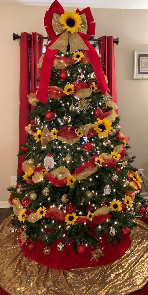 Sunflower Theme Christmas Tree, Sunflower Christmas Tree Ideas Themed, Christmas Tree Sunflowers, Sunflower Tree Decorations, Sunflower Christmas Ornament, Sunflower Christmas Decorations, Sunflower Christmas Tree Ideas, Sunflower Christmas Tree, Thanksgiving Christmas Tree