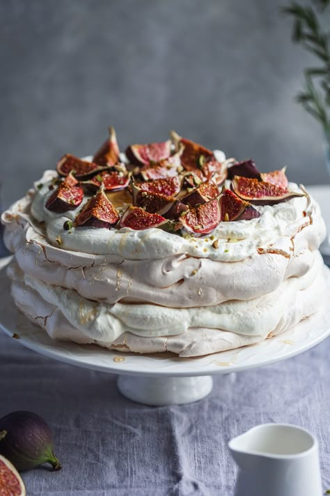 Fig Pavlova, Australian Pavlova, Australian Foods, Australian Desserts, Christmas Pavlova, Pavlova Cake, Meringue Recipe, Pavlova Recipe, Banoffee Pie