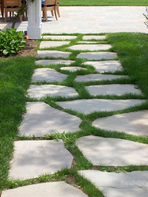 Stone Garden Paths, Backyard Walkway, Walkway Landscaping, Pathway Landscaping, Walkway Ideas, Garden Paving, Garden Stepping Stones, Front Yard Garden Design, Stone Walkway