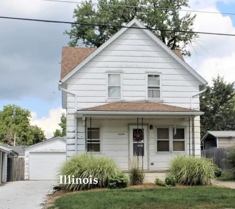 Circa 1930 Cheap House in Illinois - Old Houses Under $50K Low Income House Exterior, Low Income House Aesthetic, 90s House Exterior, Low Income House, 90s House, Small House Exterior, Low Income Housing, Cheap House, Deck And Patio