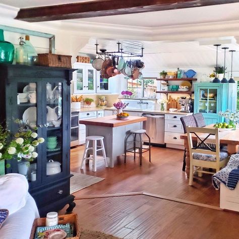 Beautiful Cottage Interiors, Maximalist Cottage Decor, Home Decor Bright Colors, Summer Cottage Kitchen, Starter Home Interior, Bright Farmhouse Decor, Colorful Farmhouse Decor, Bright Accessories, Eclectic Cottage