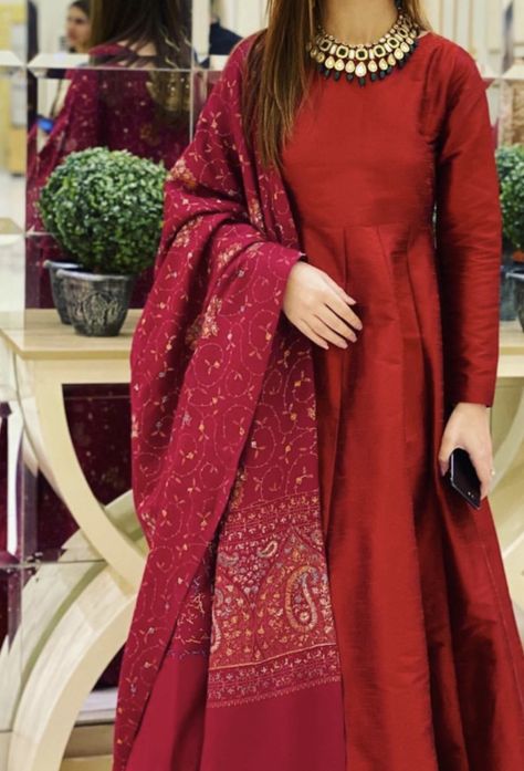 Dupatta Ideas, Dresses In Dubai, Red Frock, Asian Wedding Dress Pakistani, Kurti Pattern, Eastern Wear, Bride Suit, Mehndi Dress, Shadi Dresses