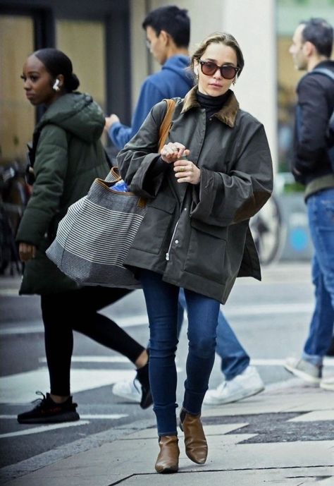 Barbour Outfit Woman, Barbour Jacket Women Outfit, Barbour Jacket Outfit, Barbour People, Parka Outfit Winter, Barbour Jacket Women, Emilia Clarke Style, Parka Outfit, Jacket Outfit Women