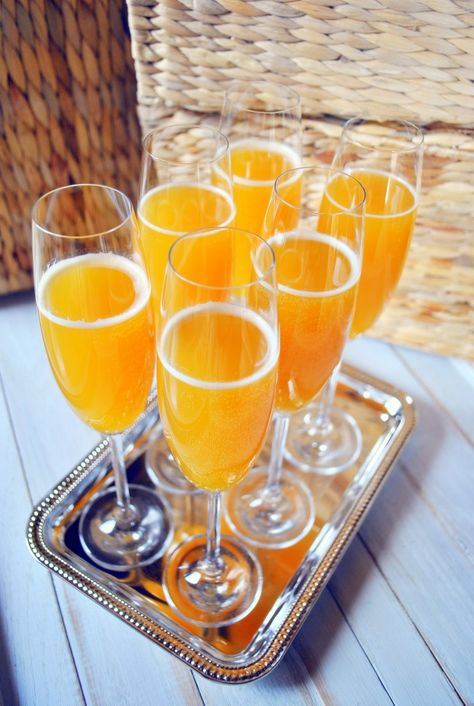 Peach Mimosa - Is it brunch time yet?// Brunch Cocktails Summer, Peach Mimosa Recipe, Peach Mimosas, Easter Brunch Cocktails, Peach Mimosa, Best Mimosa Recipe, Mimosa Recipes, Southern Brunch, Mimosa Recipe