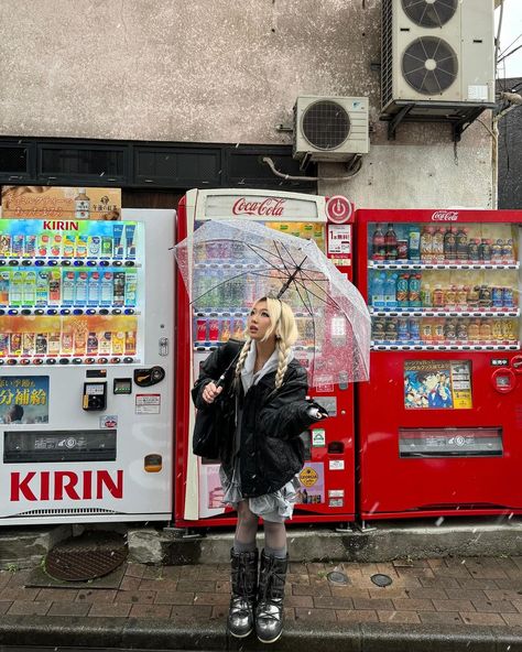 マリ Mari | The snowflakes were dancing that day and made me feel like everything would be okay ✧ | Instagram Cool Poses For Instagram, Outfits For Trip, Japan Photo Ideas, Tokyo Fits, Japan Instagram Photos, Travel Photos Ideas, Japan Travel Outfit, Me Vibes, Japan December