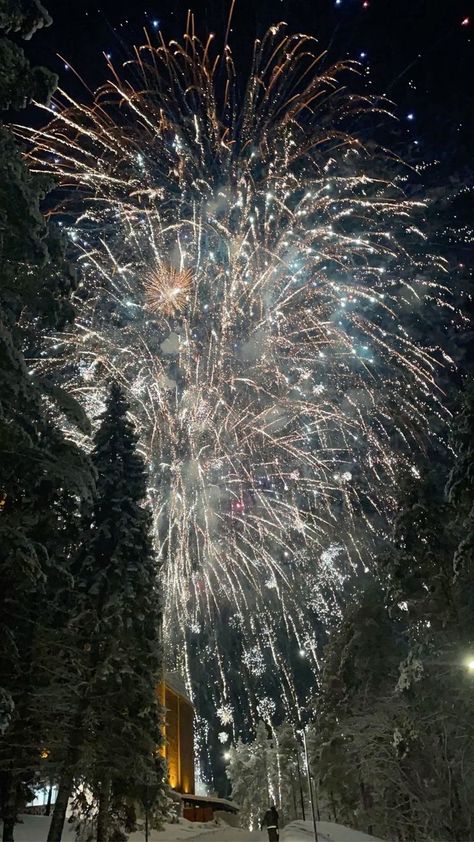 Nee Years Aesthetic, New Years Eve Aesthetic, New Years Aesthetic, Aesthetic Fireworks, New Year's Eve Background, Eve Aesthetic, Au Inspiration, Year Aesthetic, Tahoe Trip