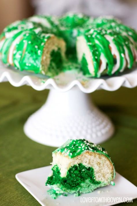 St. Patrick's Day Green And White Bundt Cake White Bundt Cake, Irish Desserts, St Patrick Day Treats, Green Desserts, St Patrick's Day Recipes, St Patricks Day Food, Green Cake, Desserts Ideas, A Piece Of Cake