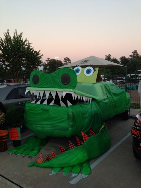 Trunk or Treat alligator. Gator Halloween. Trick or treat. Fall festival Swamp Trunk Or Treat, Dragon Trunk Or Treat Ideas, Dragon Trunk Or Treat, Shrek Trunk Or Treat, Peter Pan Trunk Or Treat, Wagon Floats, Halloween Car Decorations, Birthday Blast, Cardboard Car