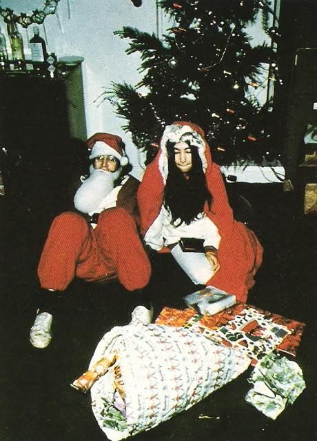 Merry Christmas!! Beatles Christmas, Beatles John Lennon, Magic Santa, John Lennon Yoko Ono, Apple Christmas, Vintage Christmas Photos, John Lennon And Yoko, Happy Xmas, Celebrity Halloween Costumes