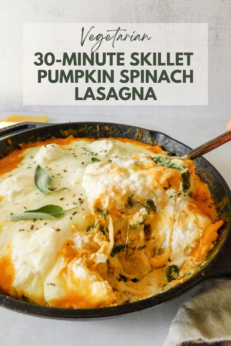 This 30-Minute Skillet Pumpkin Spinach Lasagna is a mouth-watering dinner that is perfect for busy weeknights! It's an easy, quick, and freezer-friendly meal! Skillet Lasagna Recipe, Pumpkin Spinach, Pumpkin Pasta Sauce, Pumpkin Lasagna, Frozen Lasagna, Delicious Vegetarian Dinner, Quick Family Dinners, Italian Diet, Comforting Dinner