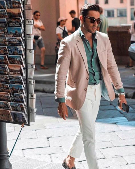 💡Stylist Tip for #MenswearMonday :: Elevate your “casual” with light colors, linen fabrics and cuffed jacket sleeves. 🌤👌⠀⠀⠀⠀⠀⠀⠀⠀⠀ 📷: @_mrcharlie_⠀ Tan Blazer Outfits, Sprezzatura Style, Summer Wedding Suits, Summer Suits Men, Mens Casual Suits, Blazer Outfits Men, Mens Business Casual Outfits, Mens Summer Outfits, Wedding Outfit Men