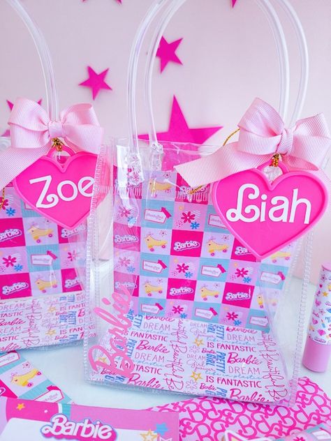 #barbiepartyideas #barbieparty #hibarbie #barbiegift Barbie Favor Bags, Barbie Goodie Bag Ideas, Barbie Party Bags, Barbie Candy Bags, Barbie Gift Bags, Kids Party Venues, Barbie Pool Party, Barbie Pool, Barbie Bday