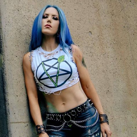 Alissa White Gluz, Ariel Winter Style, Chica Dark, Velma Cosplay, Ladies Of Metal, Alissa White, Chrissy Costanza, Heavy Metal Girl, Women Of Rock