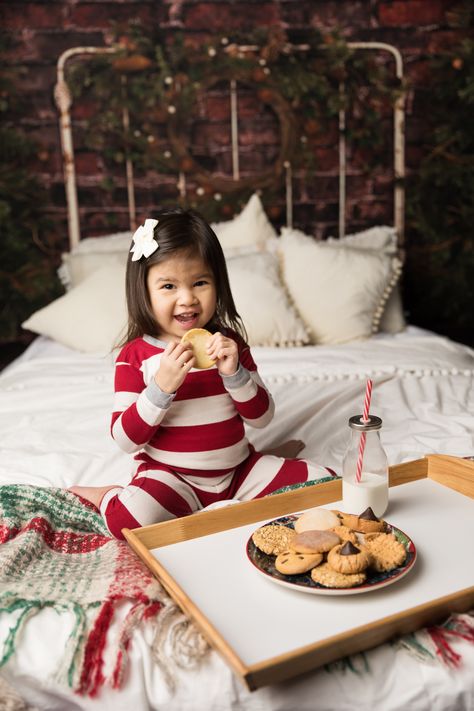 Diy Christmas Cookie Photoshoot, Milk And Cookie Christmas Photoshoot, Milk And Cookie Christmas Pictures, Family Christmas Pictures Baking Cookies, Milk And Cookies Christmas Photo Shoot, Christmas Cookies And Milk Photoshoot, Christmas Cookie Photoshoot Kids, Milk And Cookies Mini Session, Christmas Milk And Cookies Photo Shoot