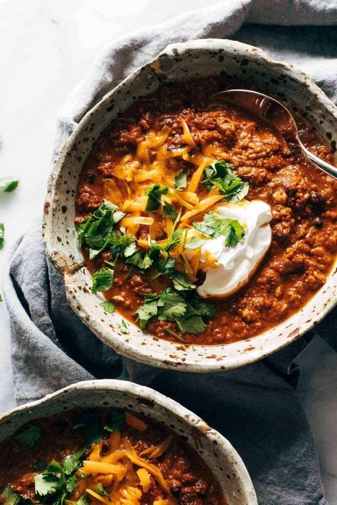 Vegetarian Chili that's "meaty" and satisfying - without all the meat! A hearty mixture of walnuts, mushrooms, and carrots as your base, with big flavors of onion, garlic, green chiles and spices. SO GOOD. #vegetarian #chili #comfortfood Vegetarian Chili Easy, Pinch Of Yum, Vegetarian Chili Recipe, Vegetarian Comfort Food, Diner Recept, Green Chiles, Vegan Chili, Vegetarian Chili, Carrot Recipes