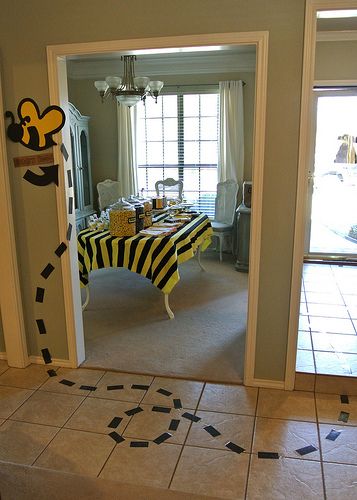 Beehive Decorations Diy, Bumblebee Birthday Party Decorations, Diy Bee Decorations Birthday Parties, Diy Bee Decorations Classroom, Diy Bee Themed Party Decorations, Diy Bee Day Decor, Bee Decorations Diy, Diy Bee Birthday Decor, Bumble Bee Door Decorations Classroom